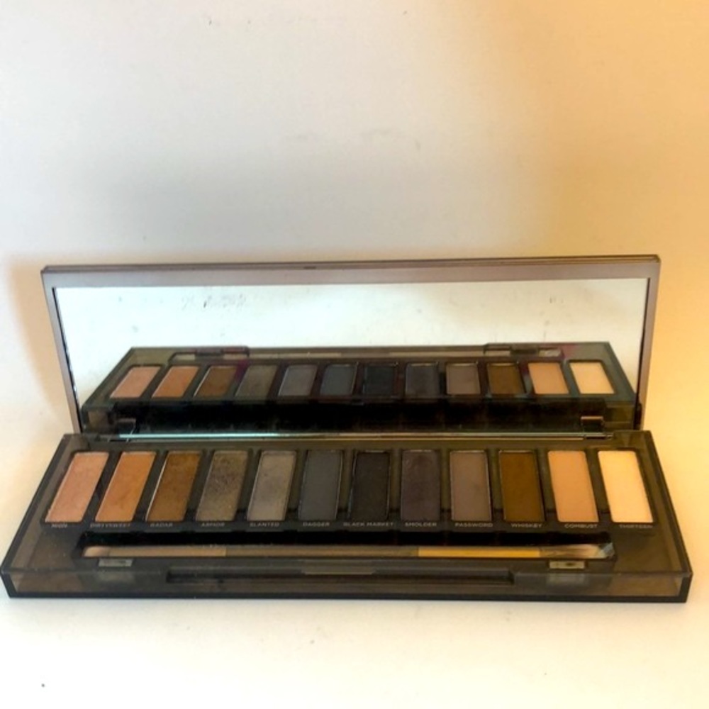 URBAN DECAY Smokey eye 12 shadow pallet. NWT
